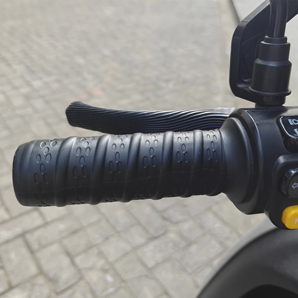 2個入りシリコン製滑り止めハンドルバーグリップカバー ユニバ - Motorcycle Gear Sleeve のレビューと価格